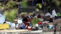 Menurut Deputi Bidang Statistik Sosial, M. Sairi Hasbullah, dalam beberapa waktu terakhir jumlah kekayaan yang dihimpun oleh orang kaya semakin menurun. Di sisi lain, pertumbuhan jumlah penduduk miskin juga melambat, sehingga membuat jurang kesenjangan tidak banyak berubah. Rengga Sancaya/detikcom.