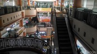 Beberapa tenant di Pasar Glodok sebelumnya merupakan pedagang yang direlokasi dari Pasar Harco Glodok yang gedungnya saat sudah dibongkar.