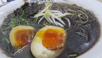 Ippon Ramen di Kemang Village menyediakan ramen kuah kaldu ayam dengan rasa kuro warna hitam yang berasal dari bawang putih panggang. Kuahnya gurih khas bawang putih. 