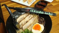 Ikkudo Ichi menyediakan ramen ayam bernama Tori Signature. Mie berkuah gurih kaldu dengan rasa manis sama. Melengkapi ramen ada telur rebus setengah matang, charsiu ayam, irisan jamur kuping dan taburan wijen.