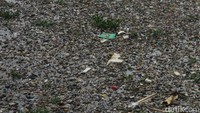 Sungai berubah menjadi lautan sampah yang bercampur dengan limbah industri.