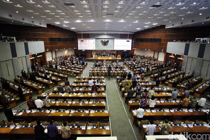 Ketua DPR Setya Novanto dijadwalkan memimpin sidang paripurna setelah ditetapkan sebagai tersangka oleh KPK. Nyatanya, rapat paripurna hari ini tak dipimpin oleh Novanto.
