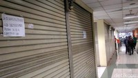 Di lantai atas dari mulai lantai 2 hingga lantai 5, banyak pemilik toko elektronik yang lebih memilih tak berjualan. Di beberapa pintu, bahkan tak jarang ditemui kertas bertuliskan disewakan.