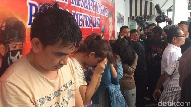 Polda Metro Jaya menggelar jumpa pers soal kasus narkoba artis Pretty Asmara Cs.