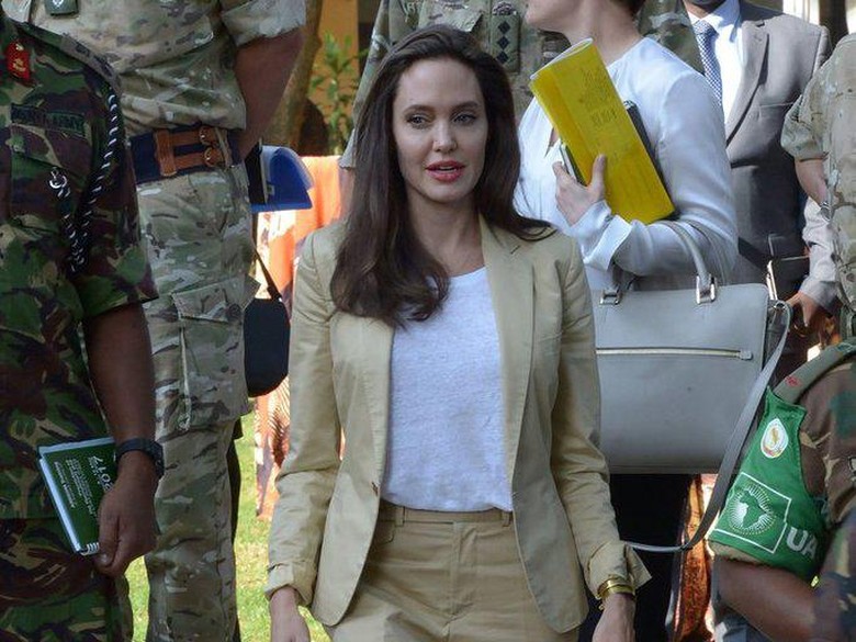 Angelina Jolie Temui Para Pengungsi Rohingya di Kamp Bangladesh Angelina Jolie Temui Para Pengungsi Rohingya di Kamp Bangladesh