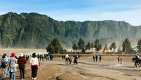 Selain Raja Ampat, Bromo juga masuk dalam list travelling Melissa Hie. terlihat beberapa buah bakso, tahu dan kerupuk pangsit dengan kuah hangat yang gurih dalam mangkuk keramik ayam khas Indonesia. (Foto: Instagram Girl Eat World)