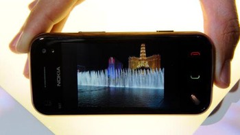 Mereka pun mulai banyak merilis ponsel layar sentuh. Foto: Getty Images