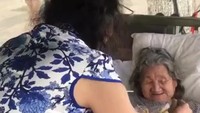 Sang pria bercerita bahwa ia melakukan ini demi sang ibu yang tampak begitu terpukul dengan kematian anak perempuannya yang juga merupakan kakak perempuan sang pria. (Foto: Sina Weibo)