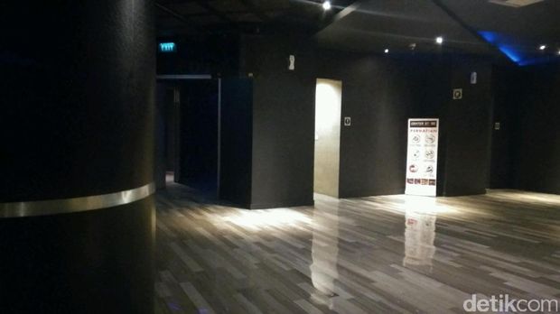Ruang karaoke tempat pesta Pretty Asmara Cs.