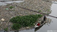 Bukan hanya tumpukan sampah rumah tangga atau sampah domestik saja yang mengotori Sungai Citarum. Limbah cair yang dibuang sembarangan oleh pabrik industri pun membuat sungai tercemar.