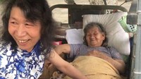Dalam sebuah video yang populer di media sosial China, tampak seorang pria yang identitasnya tidak diketahui berpenampilan seperti wanita sedang mengurus ibunya. (Foto: BBC)