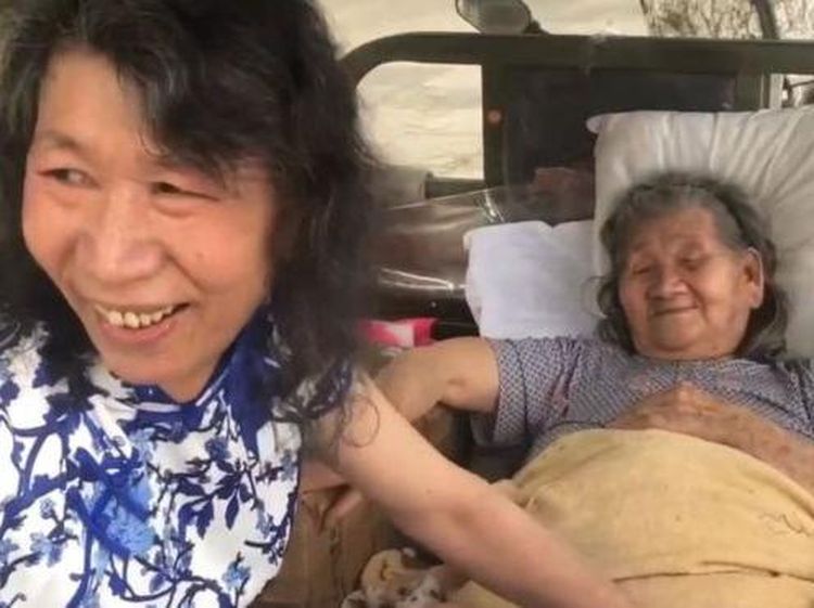 Potret Pria yang Menyamar Jadi Mendiang Kakak Perempuannya Demi Merawat Ibu