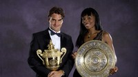 Roger Federer tak tergoyahkan sebagai juara Wimbledon di tahun 2007. Sementara di bagian putri, gelar juara menjadi milik Venus Williams. (Bob Martin-Pool/Getty Images)