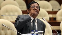 Mahfud lalu menjelaskan soal teori dan kaitan hukum soal posisi KPK. Secara teori saja KPK tak dapat dikategorikan bagian pemerintah.