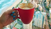 Fotonya sederhana, hanya secangkir Coffee latte. Foto ini diambil di Gold Coast, Brisbane sekitar pukul 6 pagi. Indah ya! (Foto: Instagram Girl Eat World)