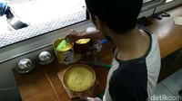 Gibran menjalani bisnis martabak bersama rekannya Arif Setyo Budi, pemilik pertama Markobar. 