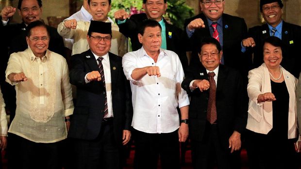 Rodrigo Duterte bersama Pemimpin MILF, Al Haj Murad Ebrahim (dua dari kiri) kemudian Sekretaris Perundingan Damai Jesus Dureza (paling kiri), Wakil Pemimpin MILF Ghazali Jaafa (dua dari kanan) dan Wakil Panel Perdamaian Pemerintah Filipina Irene Santiago (paling kanan)