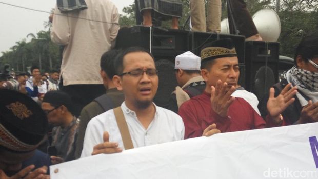 Beberapa massa menitikkan air mata ketika doa bersama