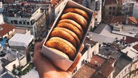 Saat berada di Istanbul, Tuki, wanita yang sudah memiliki followers sebanyak lebih dari 380 ribu ini ternyata punya ide menarik. Makanan yang difoto ini adalah Kandil Simidi yang merupakan cincin roti yang dihiasi dengan biji wijen yang sering dibagikan saat Mevdil Kandili atau Maulid Nabi Muhammad. (Foto: Instagram Girl Eat World)