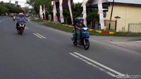 Para pengendara melajukan kendaraannya di jalan yang mulus di kota Palangka Raya. 