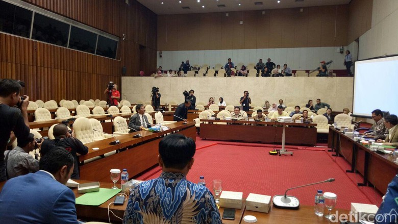 Pansus Bandingkan Pandangan Mahfud MD dan Yusril soal Angket KPK Pansus Bandingkan Pandangan Mahfud MD dan Yusril soal Angket KPK