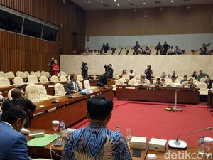 Pansus Bandingkan Pandangan Mahfud MD dan Yusril soal Angket KPK