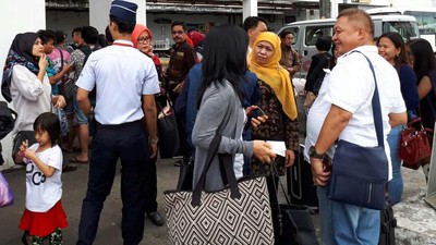 Mensos Khofifah Berbaur dengan Warga di Bandara