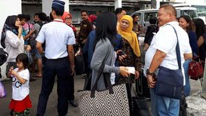 Mensos Khofifah Berbaur dengan Warga di Bandara