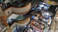 Beberapa pemilik toko di Pasar Glodok terpaksa menutup tokonya. Sebagian lagi masih bertahan dengan membuka toko di tempat lainnya, atau berjualan secara online. Sementara banyak pula pedagang yang akhirnya memilih menyewakan tokonya.