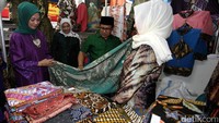 Muhaimin meninjau salah satu stand.