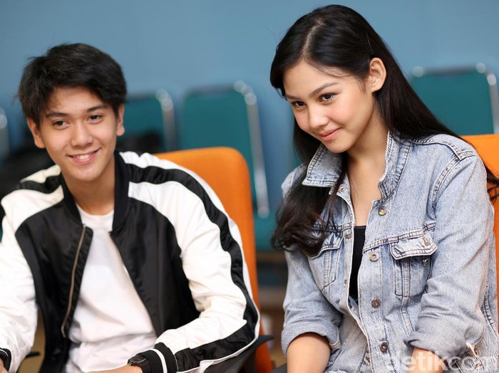 Iqbaal CJR dan Vanesha Prescilla Iqbaal CJR dan Vanesha Prescilla saat berkunjung ke kantor detikHOT.