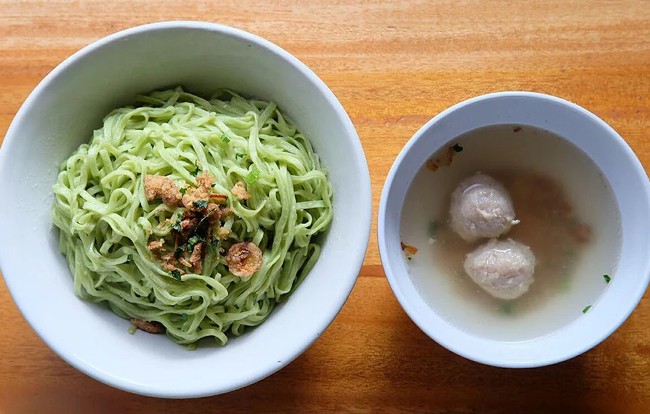 Coba Sensasi Enak Makan Mie Hitam hingga Mie Pelangi di Tempat Ini