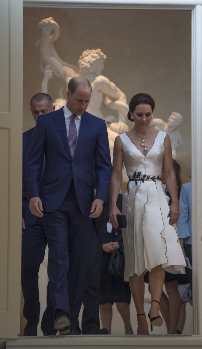 Kate Middleton tampil mengenakan gaun desainer lokal Polandia, Gosia Baczynska yang tampil modern dengan belahan dada rendah dan garis struktural pada roknya. Kate memakai koleksi dari Gianvito Rossi untuk sepatunya dan clutch kecil Prada.