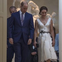Kate Middleton tampil mengenakan gaun desainer lokal Polandia, Gosia Baczynska yang tampil modern dengan belahan dada rendah dan garis struktural pada roknya. Kate memakai koleksi dari Gianvito Rossi untuk sepatunya dan clutch kecil Prada.