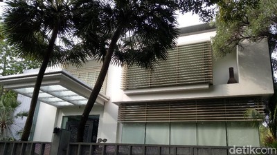 Foto: Situasi di Depan Rumah Besar Novanto di Kebayoran Baru