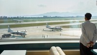 Mebius terbang dengan Air Koryo dan mengambil gambar di Kalma Airport, Wonsan, Korut. Ia tiga kali ke Korea Utara untuk menyelesaikan seri bukunya (Dok. CNN/Arthur Mebius)