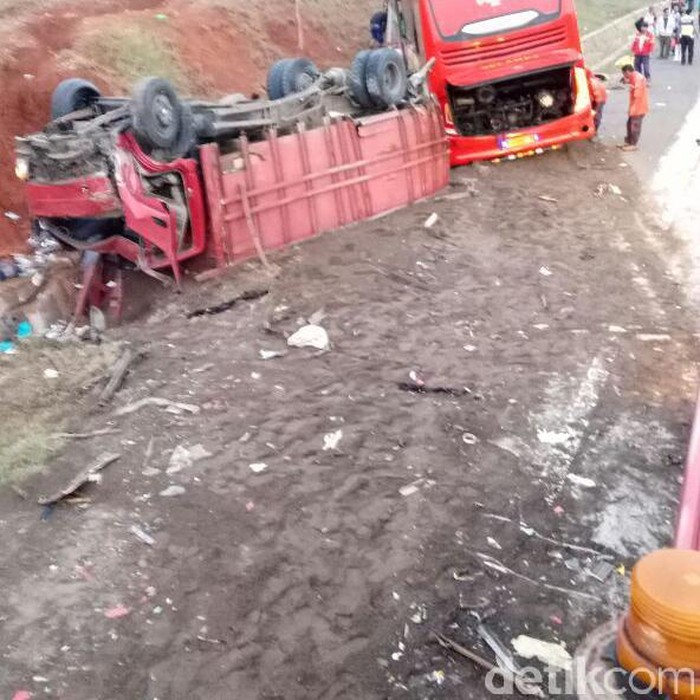 Korban Tewas Bus yang Diseruduk Mobil di Tol Cipali Bertambah