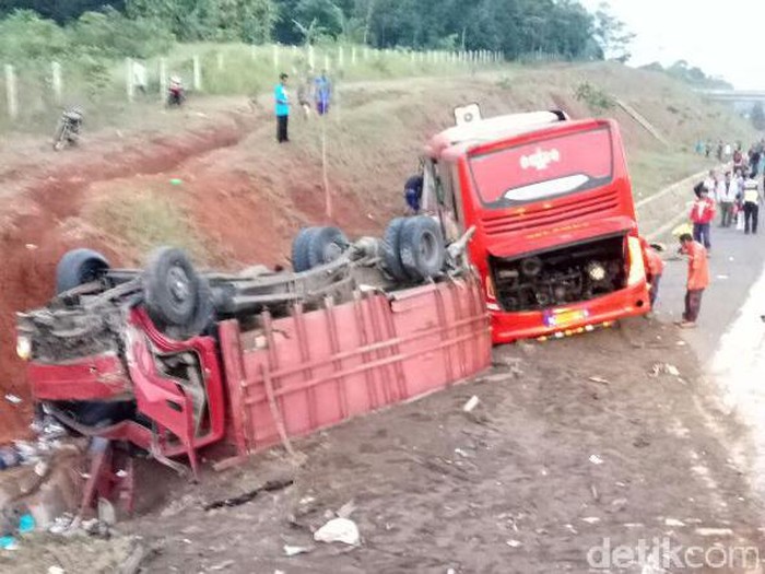 Bus Seruduk Mobil Bak Terbuka di Tol Cipali, Satu Orang Tewas