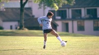 Dengan tinggi badan hanya 166 cm, Diego Maradona menggondol gelar Pemain Sepakbola Terhebat Sepanjang Masa versi FIFA. Ia dulunya kapten sekaligus gelandang serang utama tim nasional Argentina pada tahun 1980-an. Foto: Allsport UK /Allsport