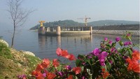 Bendungan Jatiluhur merupakan waduk serbaguna pertama di Indonesia untuk memenuhi berbagai kebutuhan air, di antaranya untuk keperluan irigasi yang mengairi 240.000 ha sawah di daerah Purwakarta, Karawang, Bekasi dan Indramayu, dan juga untuk memenuhi kebutuhan air bagi industri dan air bersih warga Jakarta. Dok. Kementerian PUPR.