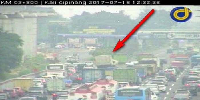 Truk Tabrak Pemisah Jalan di Tol Jagorawi arah TMII, Lalin Padat