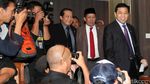 Foto: Senyum Novanto Jawab Penetapan Tersangka Kasus e-KTP