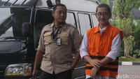 Abdullah merupakan tersangka korupsi kesepakatan memberikan komitmen fee sejumlah Rp 500 juta untuk memuluskan pengalihan anggaran dinas PU Kota Mojokerto.