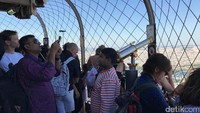 Suasana di puncak Menara Eiffel pun ramai oleh wisatawan. Banyak dari mereka yang asyik foto-foto. Kapan lagi foto-foto di puncak Menara Eiffel? (Toriq/detikTravel)