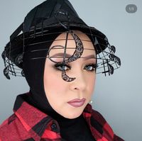 Foto: Gaya Hijab Nyentrik Melly Goeslaw Pakai Pom-pom & Headpiece