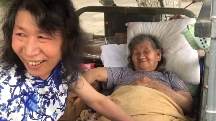 Demi Ibunya, Pria China Berpakaian Perempuan Selama 20 Tahun