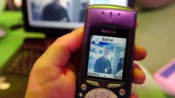 Menentang ponsel Nokia semacam ini adalah hal sangat keren di masa silam. Foto: Getty Images