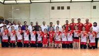 JK berfoto dengan para atlet voli putri.