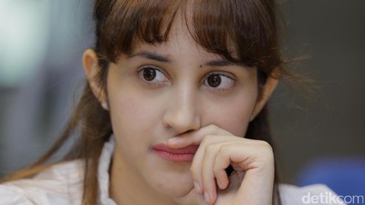 Lebih Dekat dengan Tsamara, Politikus PSI yang Status Kawinnya Viral