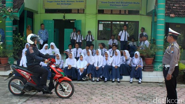 Tahun ajaran baru polisi kampanye safety riding/